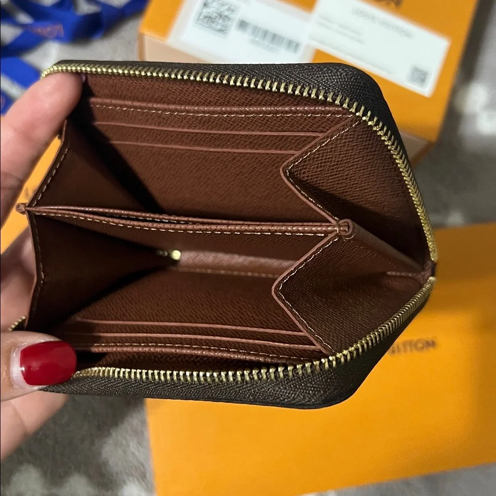 LV Coin Purse - Picture 6 of 6